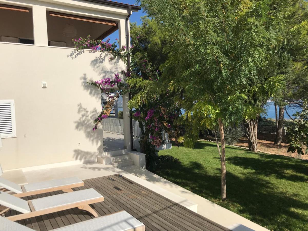 Luxury Family Beach Front Villa - Sunday Beach House Slatine Exterior foto